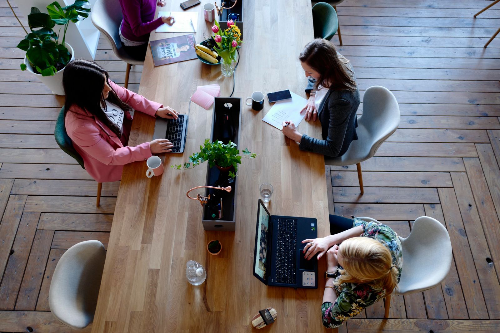 coworking con profesionales trabajando en una mesa compartida