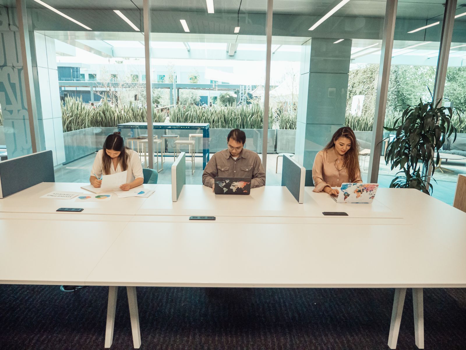 Espacio de coworking en Madrid con puestos flexibles y profesionales trabajando