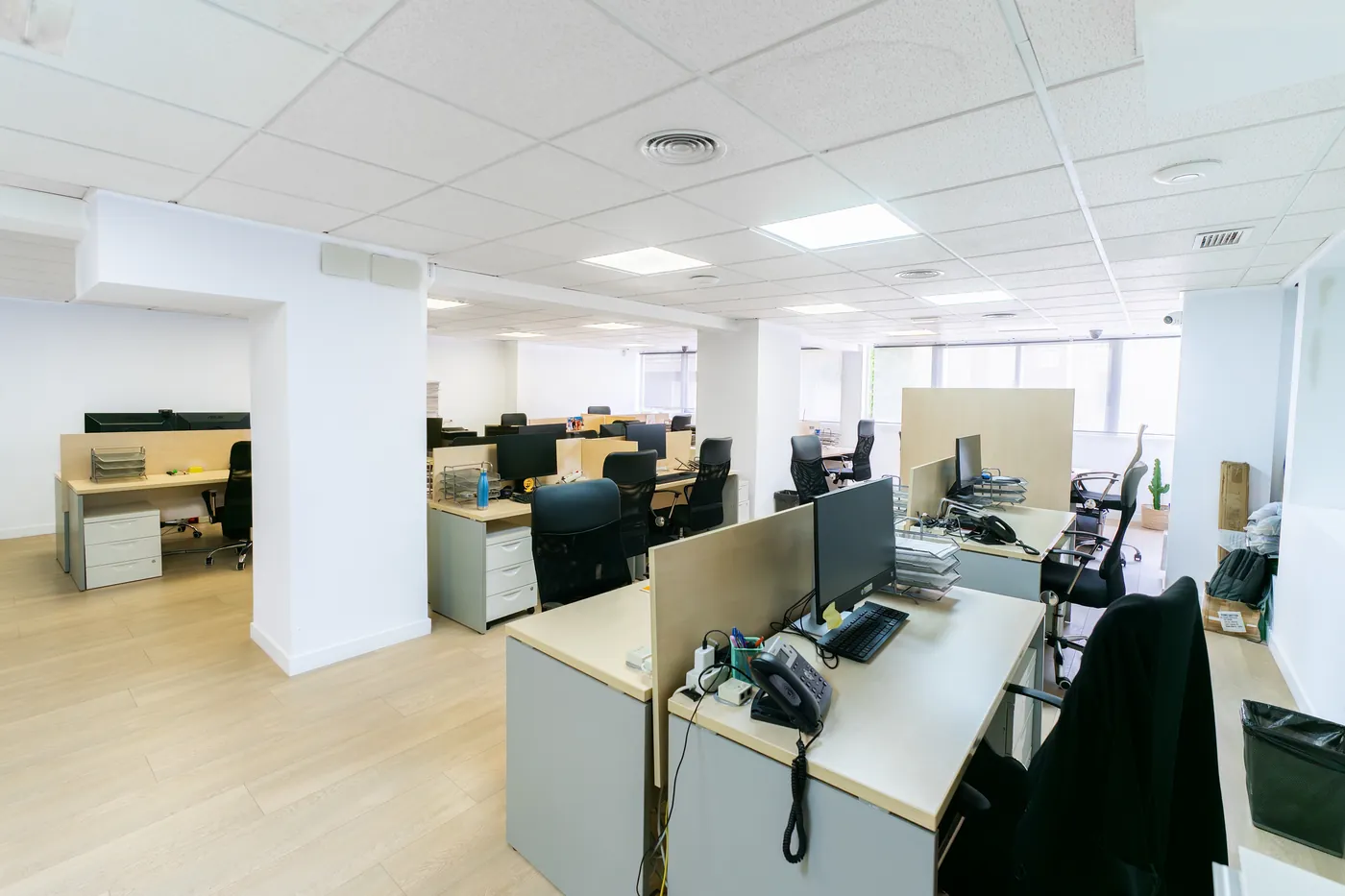 Zona de coworking con puestos de trabajo equipados en CN Lagasca