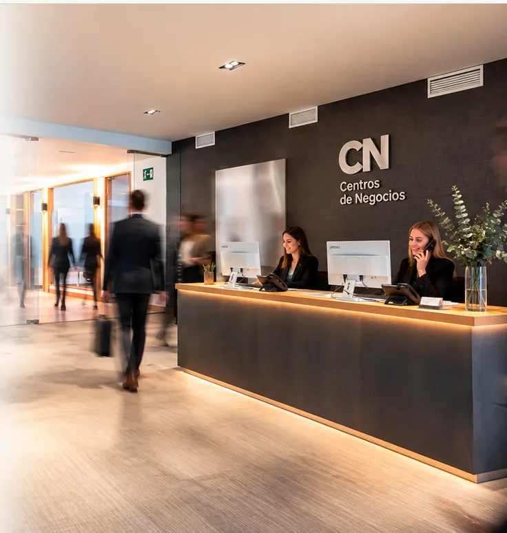 Recepción de CN Centros de Negocios con el equipo atendiendo a clientes